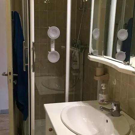 Apartment T1 Climatise Au Port De Avec Veranda Meublee, Proche Plages Et Commerces - Fr-1-335-186 Hyeres